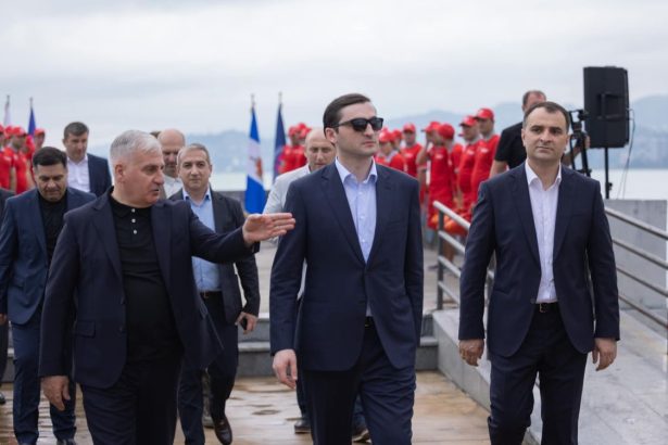 ბათუმის ზაფხულის ფესტივალი სანაპირო ზოლზე მუსიკოსებითა და ვიზიტორებით