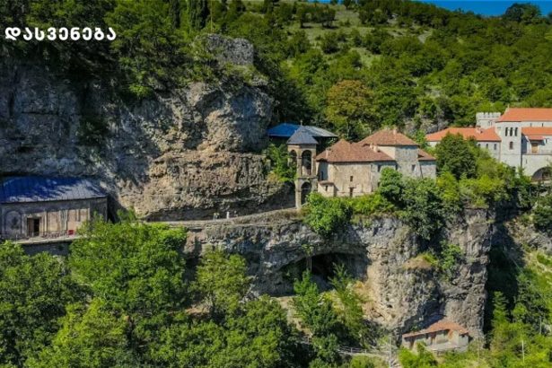 სასწაულია მღვიმევის დედათა მონასტერი - უამრავი საფეხური უნდა აითვალო, რომ ახვიდე კლდის ქიმზე