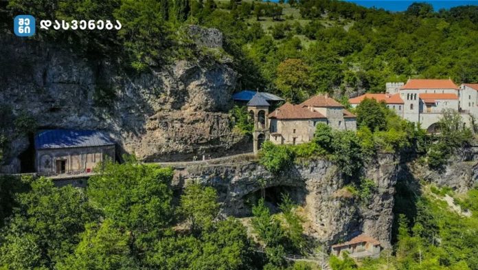 სასწაულია მღვიმევის დედათა მონასტერი - უამრავი საფეხური უნდა აითვალო, რომ ახვიდე კლდის ქიმზე