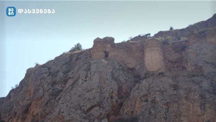 ახიზის ციხე - ცნობილია სამი ანტეფიქსი ახიზის ტაძრიდან. ერთზე გამოსახულია განედლებული ჯვარი, მეორეზე– ჯვარი და ირემი