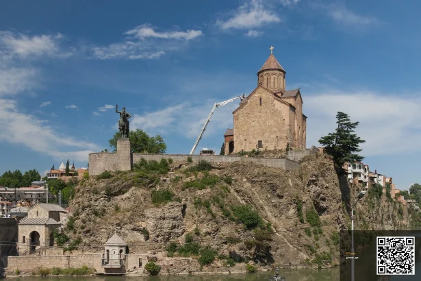 Metekhi Church and the Kura River, one of Tbilisi's iconic landmarks for visitors.