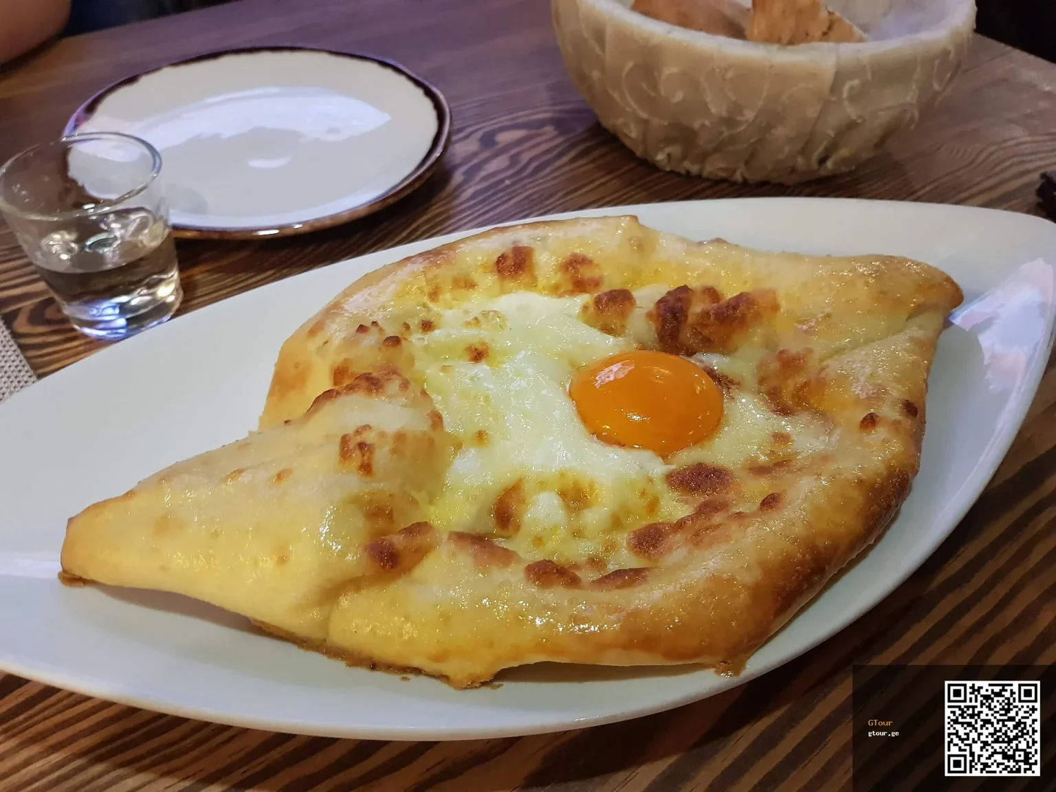Khachapuri Adjaruli, Georgia's iconic cheese-filled bread, a dish Sammarinese visitors will encounter everywhere.