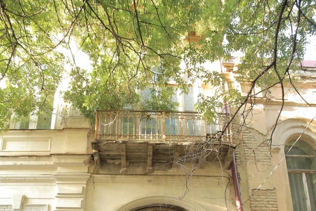 A late-19th-century courtyard archway typifies the historic Sololaki district explored on the walking route.