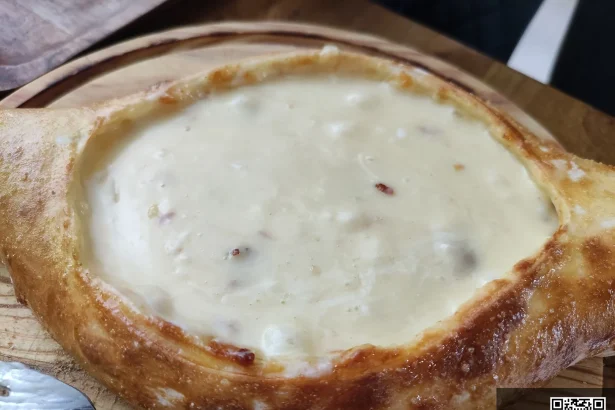Khachapuri, Georgia's iconic cheese-filled bread, a dish Salvadoran visitors should try.