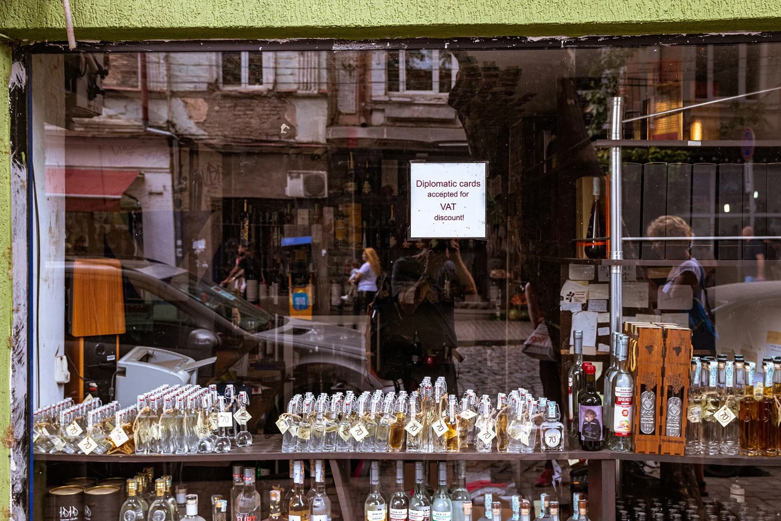 A Tbilisi shop window advertises VAT discounts for diplomatic cards, part of the refund scheme.