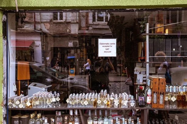 A Tbilisi shop window advertises VAT discounts for diplomatic cards, part of the refund scheme.